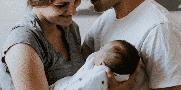 Eltern halten ein Neugeborenes - MUT zum Leben